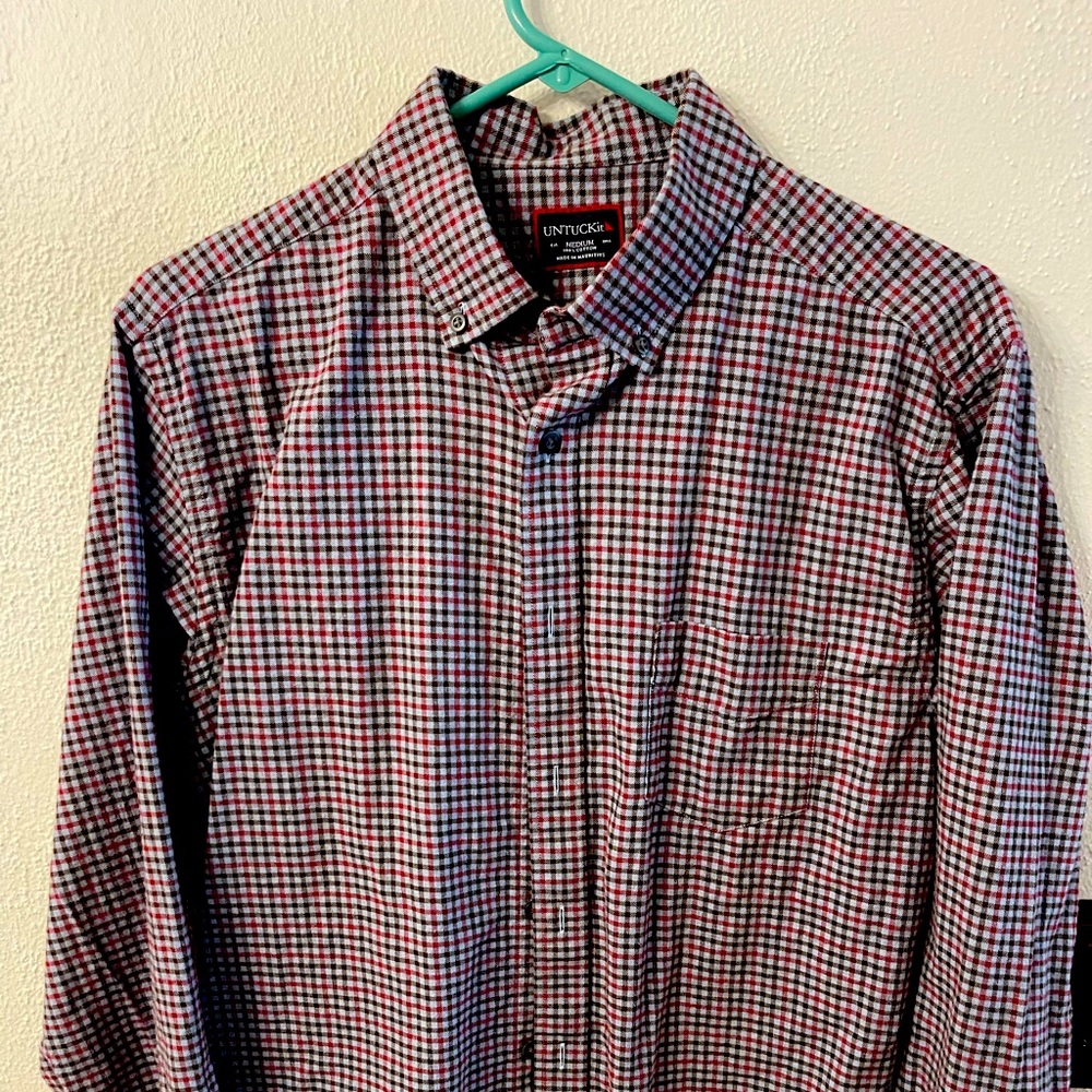Men’s UNTUCKit dress shirt.